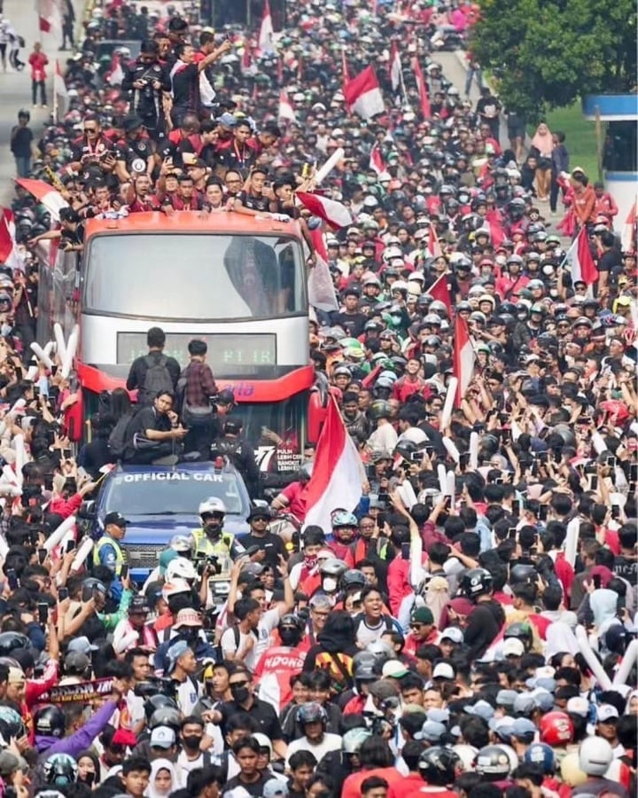 Multitudes de personas salen a las calles para celebrar la victoria de Indonesia Sub-22 en los 32º Juegos del Sudeste Asiático - 2