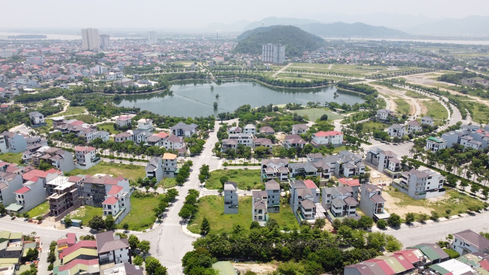 Along with the expansion of administrative boundaries, Vinh City now officially has an area of ​​166.22 km2 and more than 580,669 people. Vinh City now has 33 administrative units, including 24 wards and 9 communes. The face of Vinh City has completely changed towards a coastal urban area from the complete merger of Cua Lo town into Vinh City officially since December 2024.