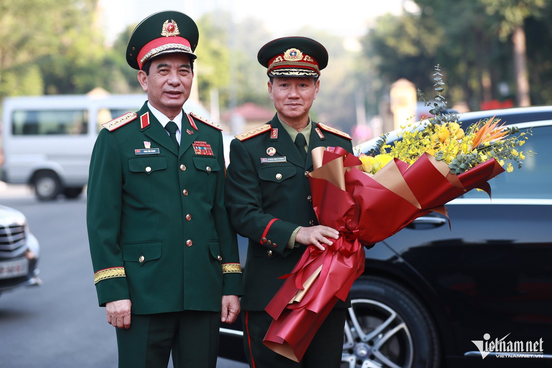 El nuevo ministro de Defensa de Laos visita Vietnam por primera vez y asiste a una exposición de defensa