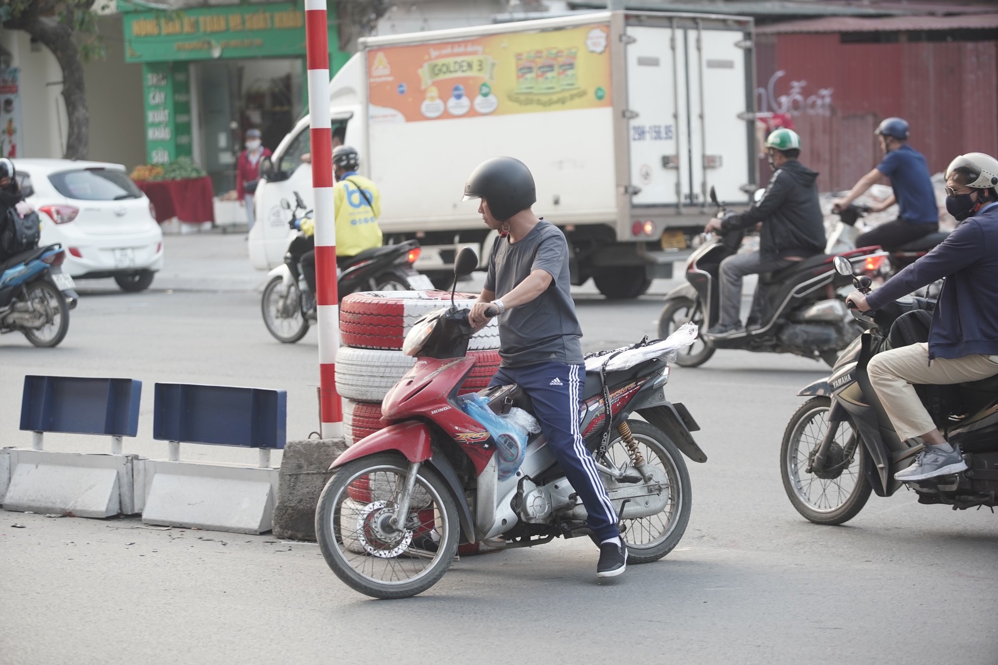 Horrifying scene of people risking their lives to 'cut' the front of a car, rushing through traffic to get into Thanh Xuan underpass photo 7