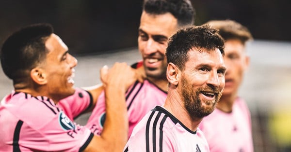 Messi bị đối thủ đạp thẳng vào ống quyển, CĐV xót xa và tức giận trọng tài