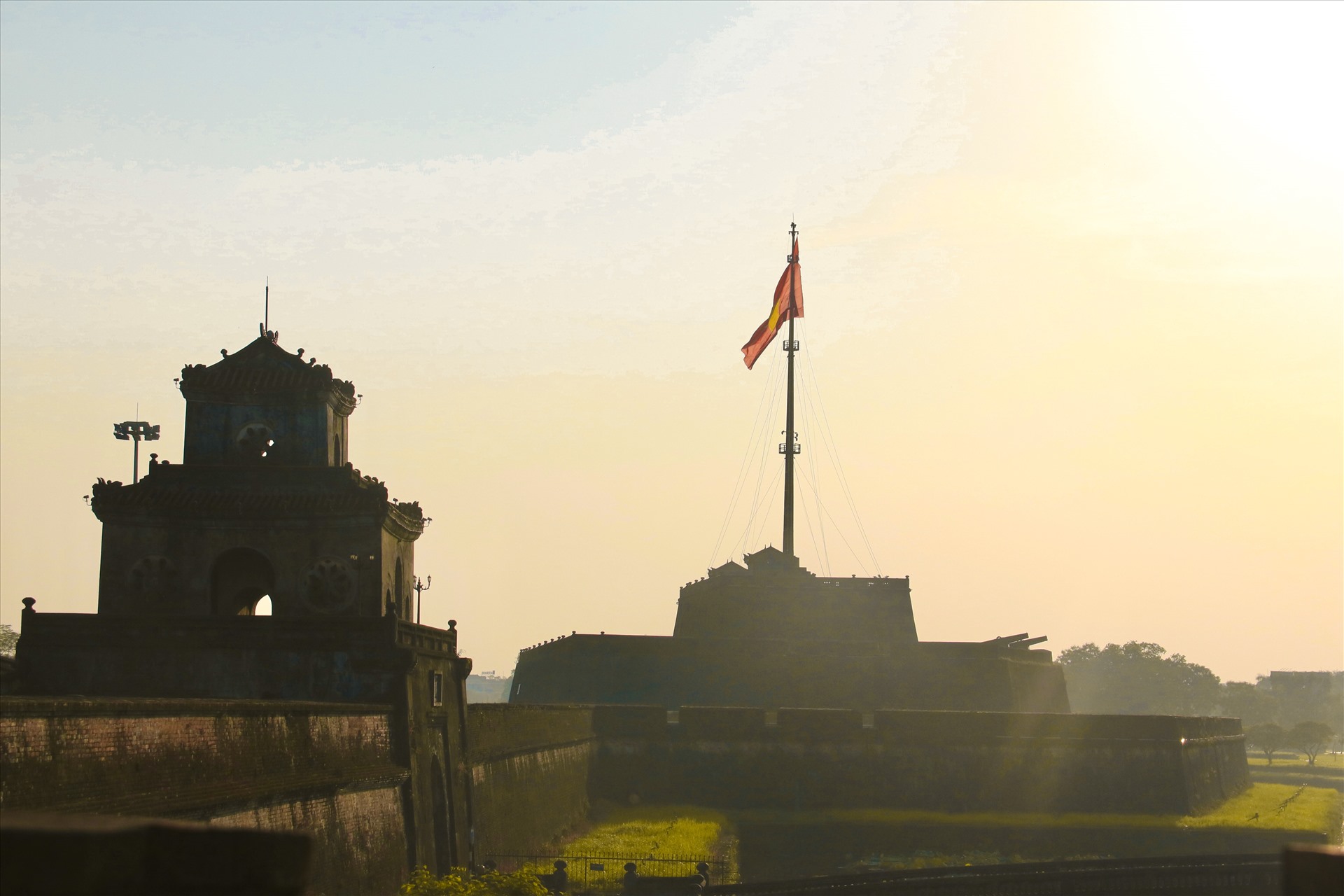 However, in recent days, the problem of writing and drawing graffiti on the Flag Tower of Hue Citadel has become a painful situation. Because the Flag Tower is a heritage that carries cultural and historical values ​​not only for the people of Hue but also for the whole country of Vietnam.