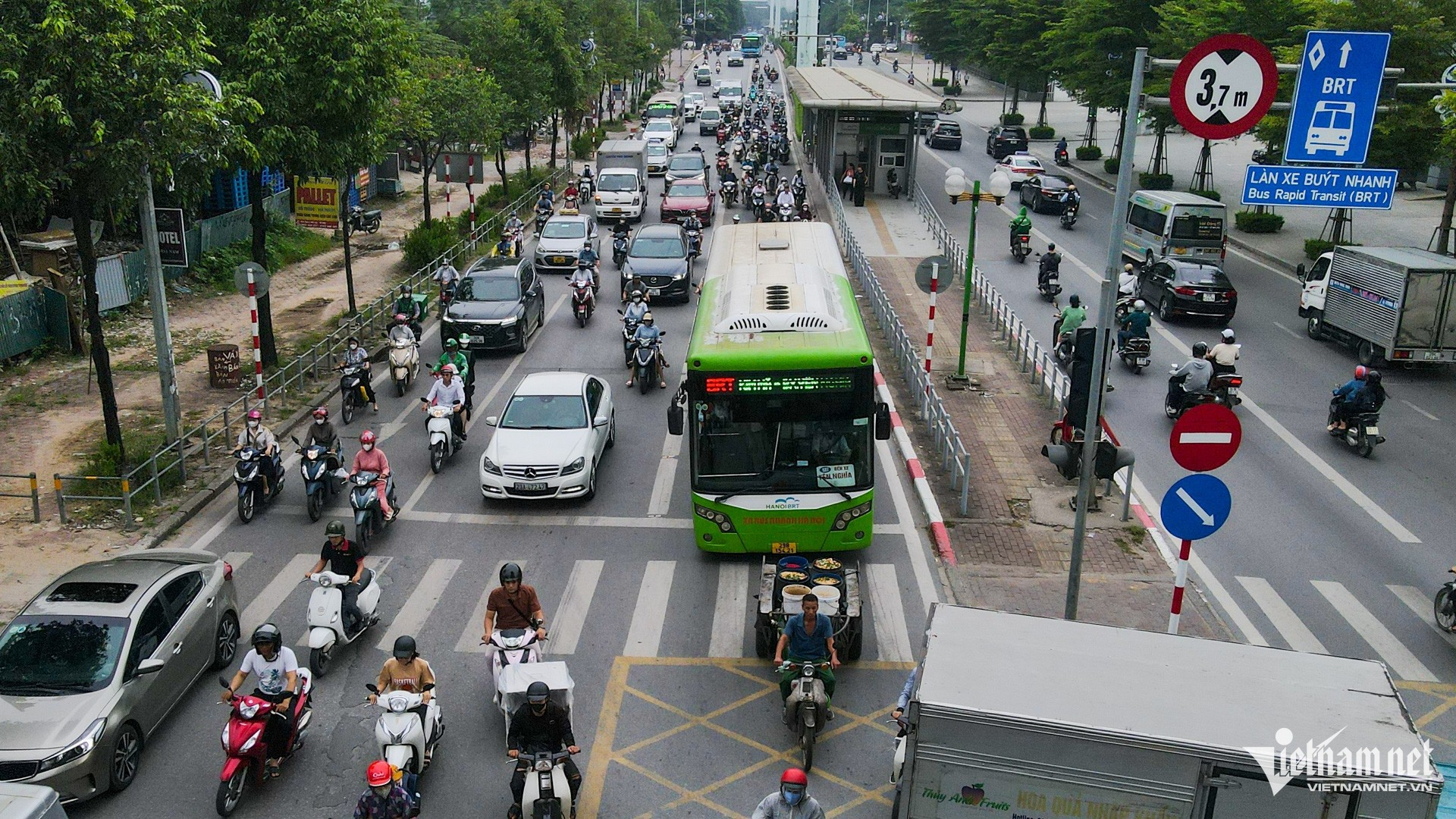 Estado actual de las aceras y franjas medianas a lo largo de la ruta de autobuses BRT donde se propone recortar, foto 2