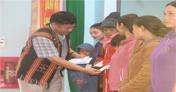 Deputy Minister, Vice Chairman of the Committee for Ethnic Minorities Y Thong visited and presented Tet gifts to the poor in the mountainous areas of Quang Nam