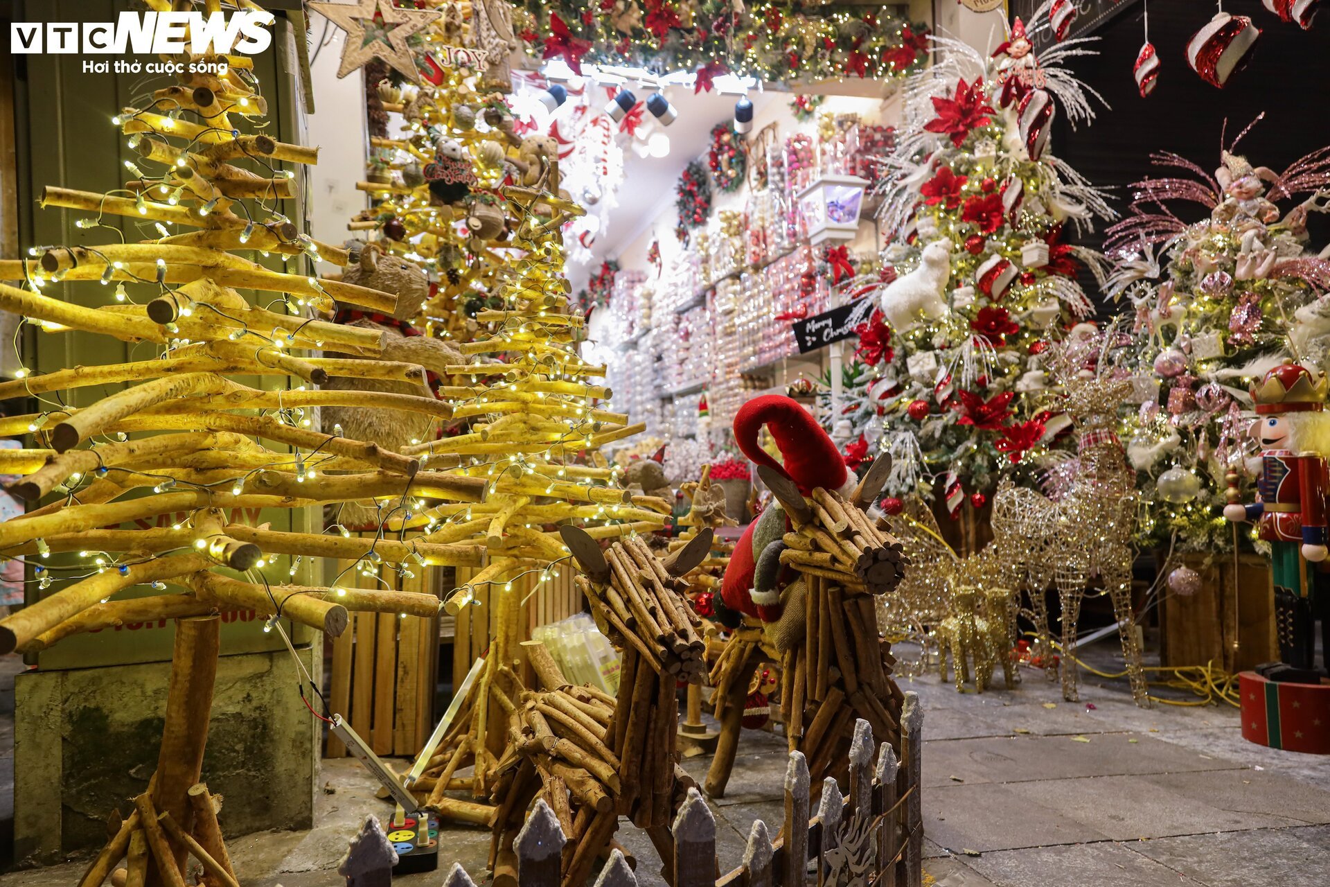 Les décorations de Noël 2023 sont vendues partout, les rues de Hanoi sont colorées - 12