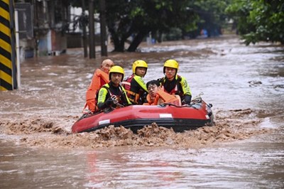 พายุและน้ำท่วมในเมืองซู่หลาน ประเทศจีน คร่าชีวิตผู้คนไปแล้ว 14 ราย