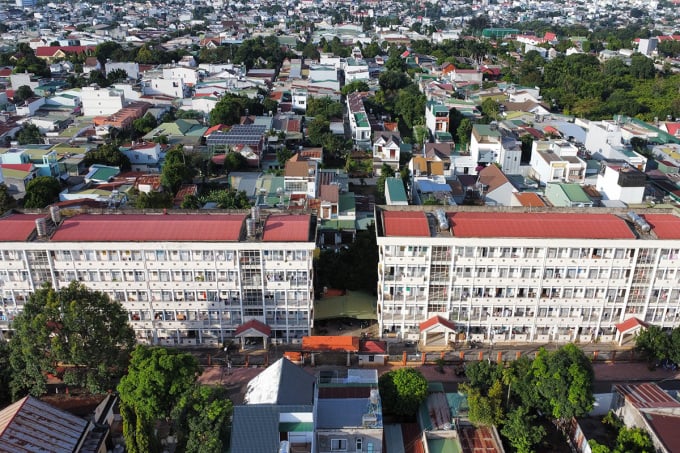 Los dos edificios de dormitorios de la Facultad de Medicina (Universidad Tay Nguyen) solo tienen capacidad para 7 estudiantes, el resto son alquilados por personal, empleados y trabajadores. Foto: Ngoc Oanh