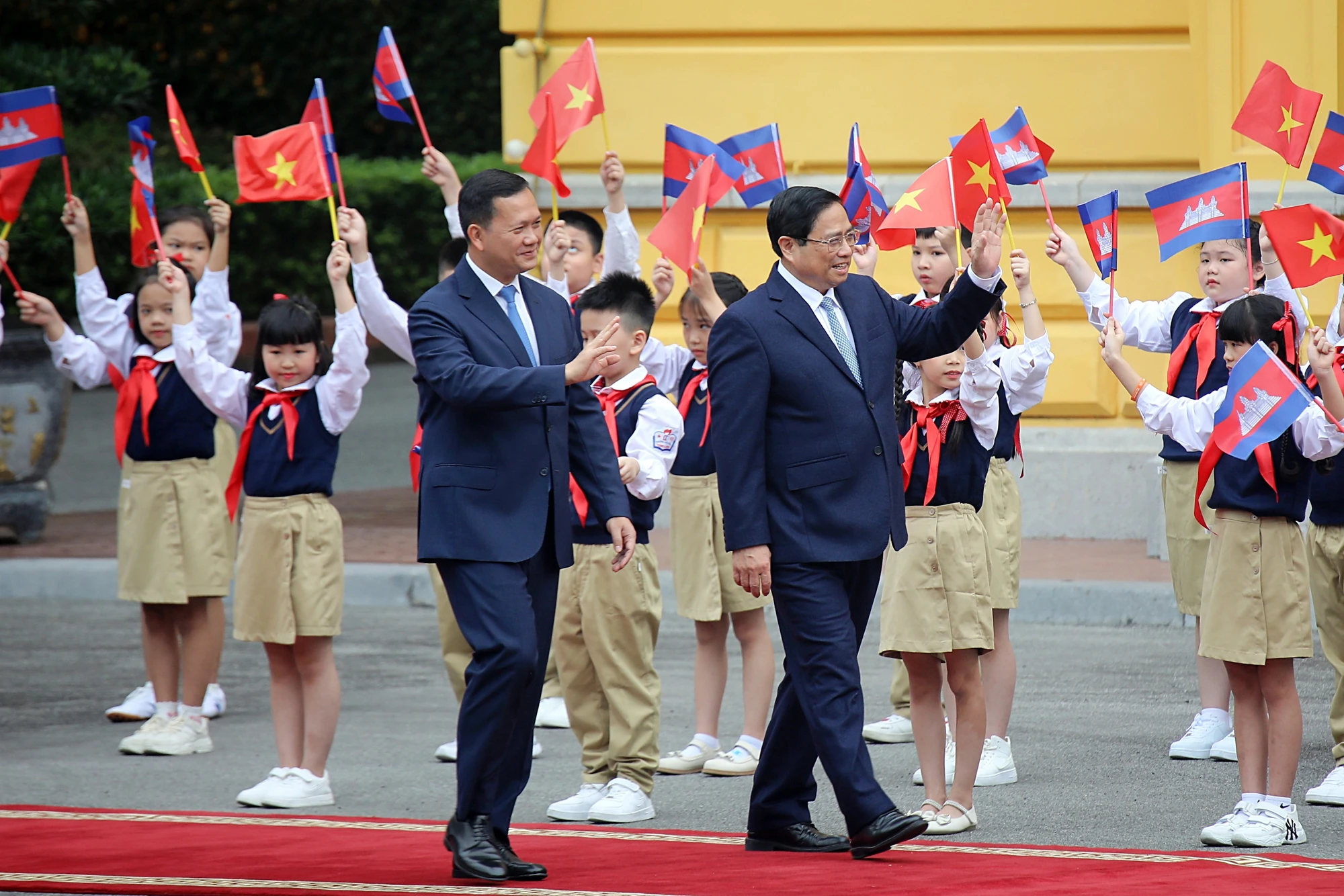 Premierminister Pham Minh Chinh leitete die Begrüßungszeremonie für den kambodschanischen Premierminister.