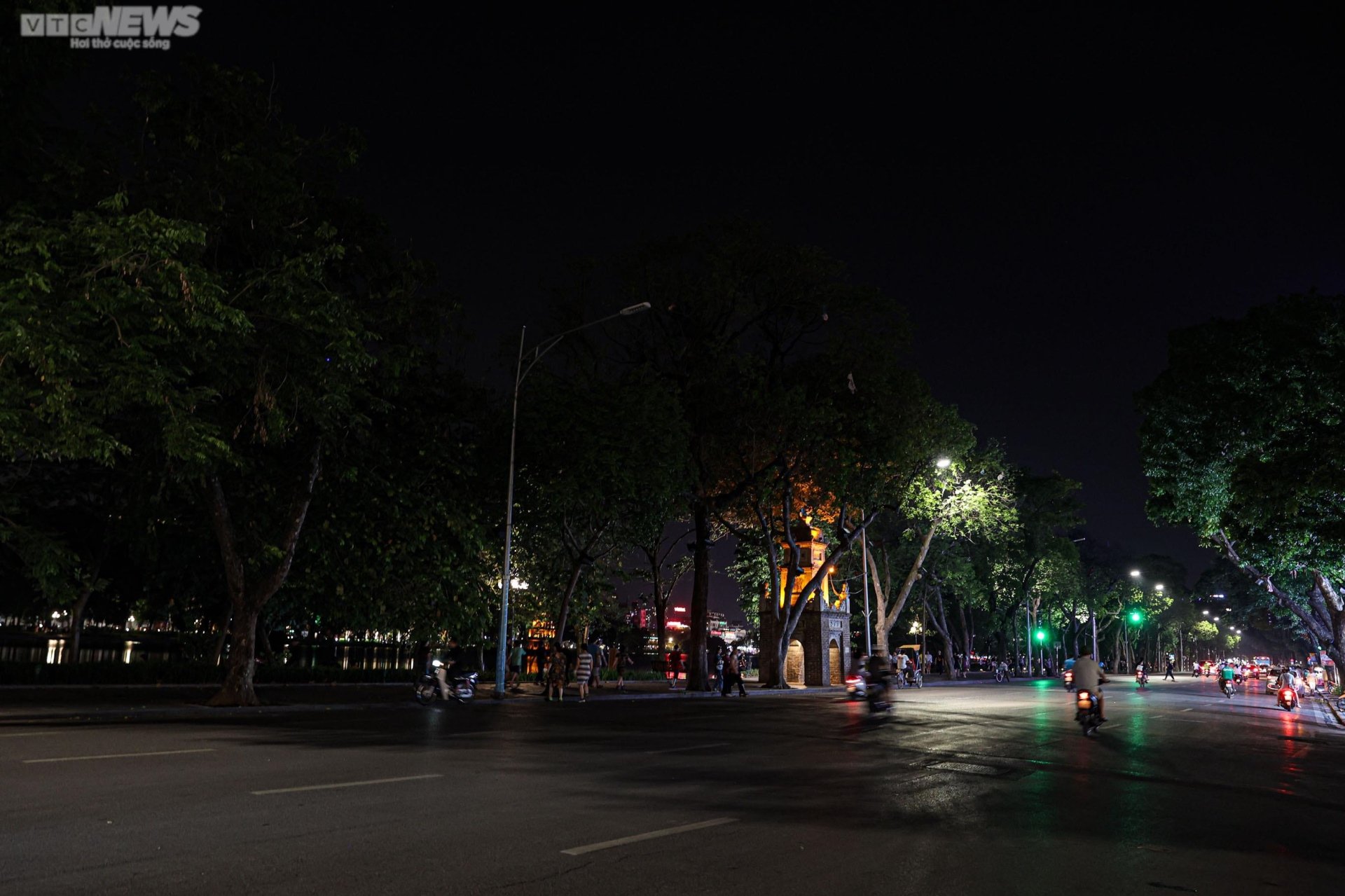 Power cut, Hanoi streets plunged into darkness - 10