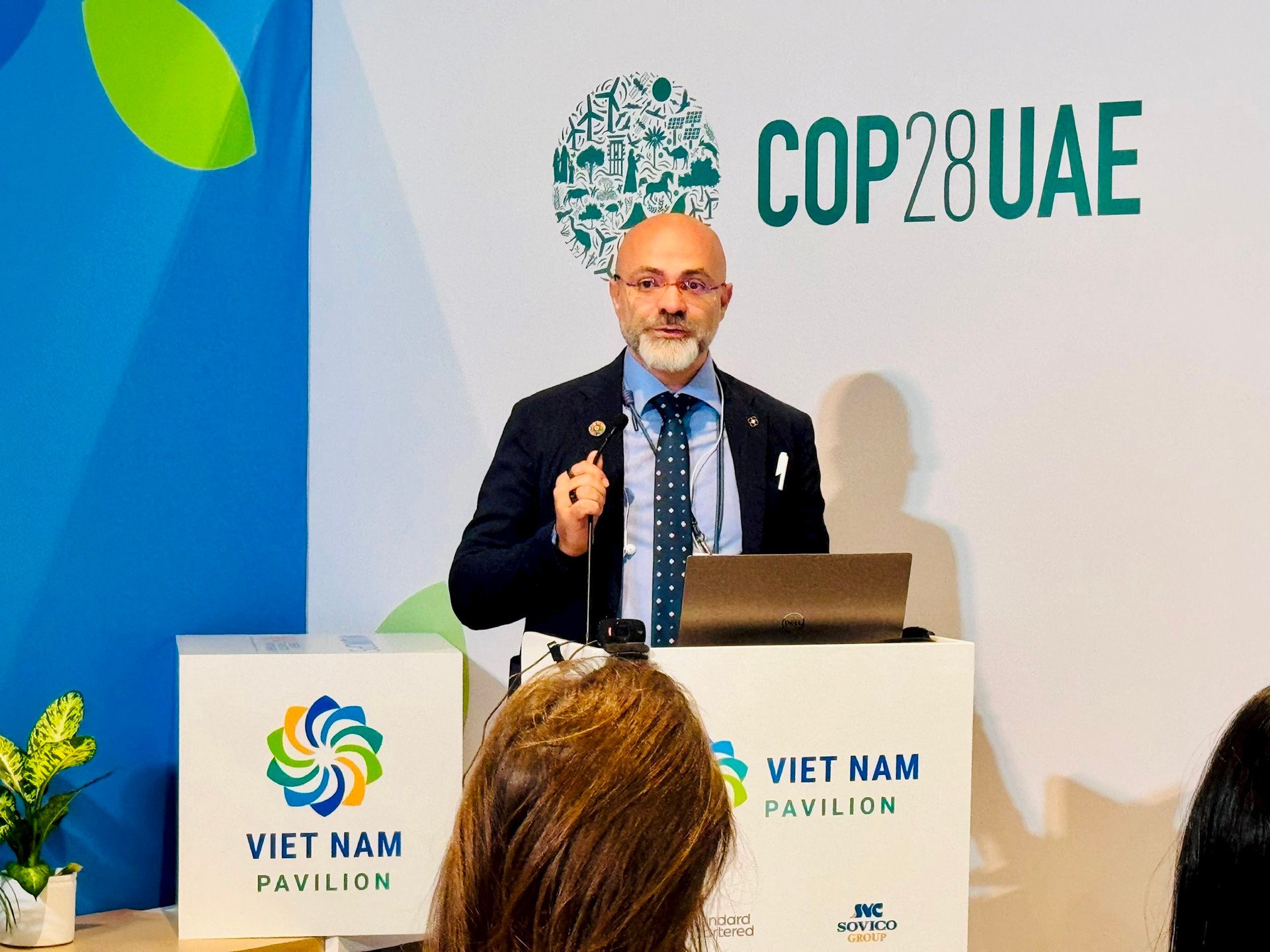 herr-francesco-corvaro-agent-of-change-beim-blick-hinter-den-kulissen-der-italienischen-bdkh-diskussion-auf-der-cop28.jpg