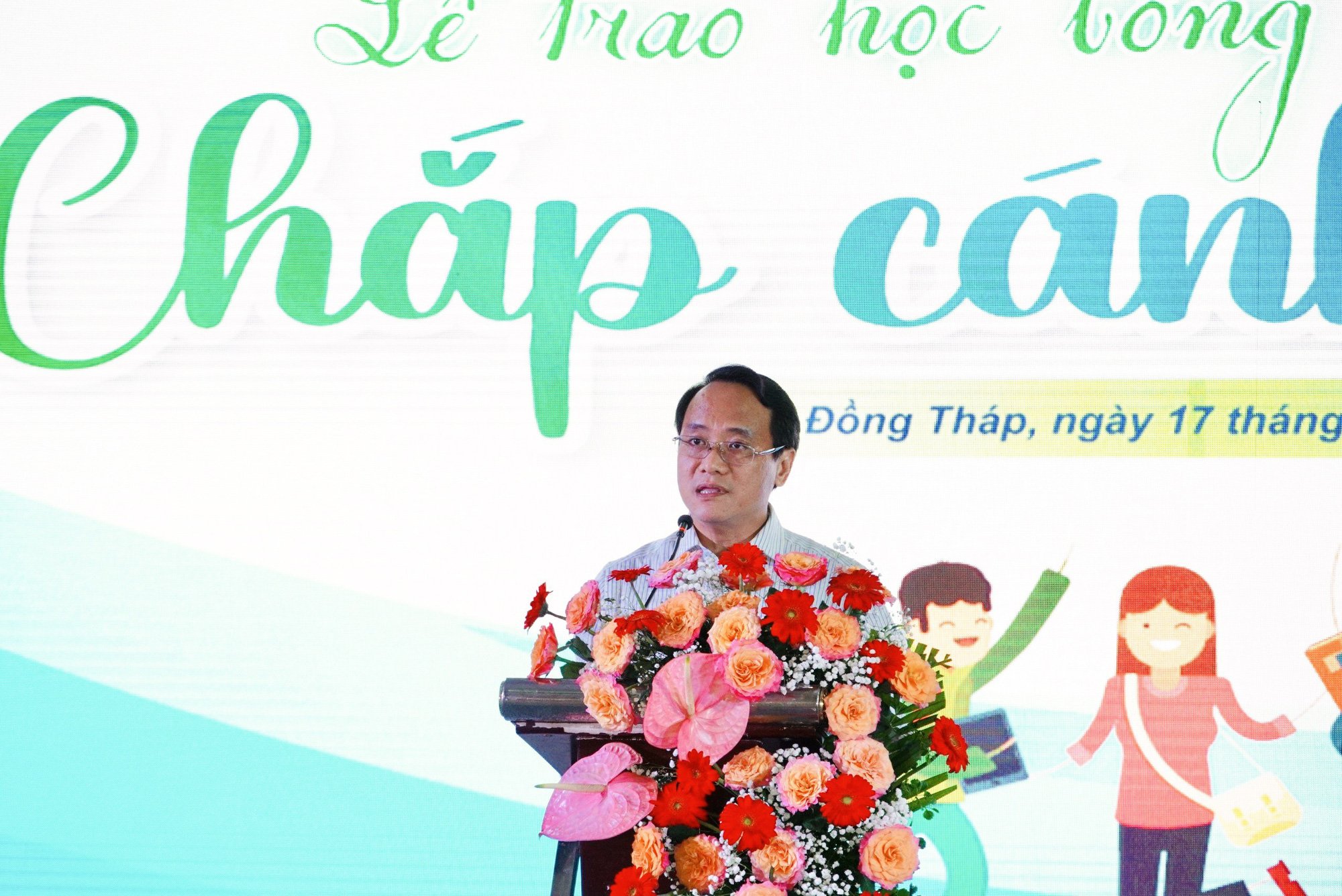 Nhà báo Nguyễn Hoàng Nguyên - phó tổng biên tập báo Tuổi Trẻ - phát biểu khai mạc lễ trao học bổng và giải thưởng Chắp cánh ước mơ sáng 17-7 - Ảnh: ĐẶNG TUYẾT