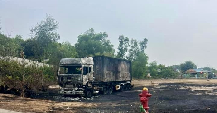 Incendie d'un camion porte-conteneurs avec forte explosion sur un terrain vague