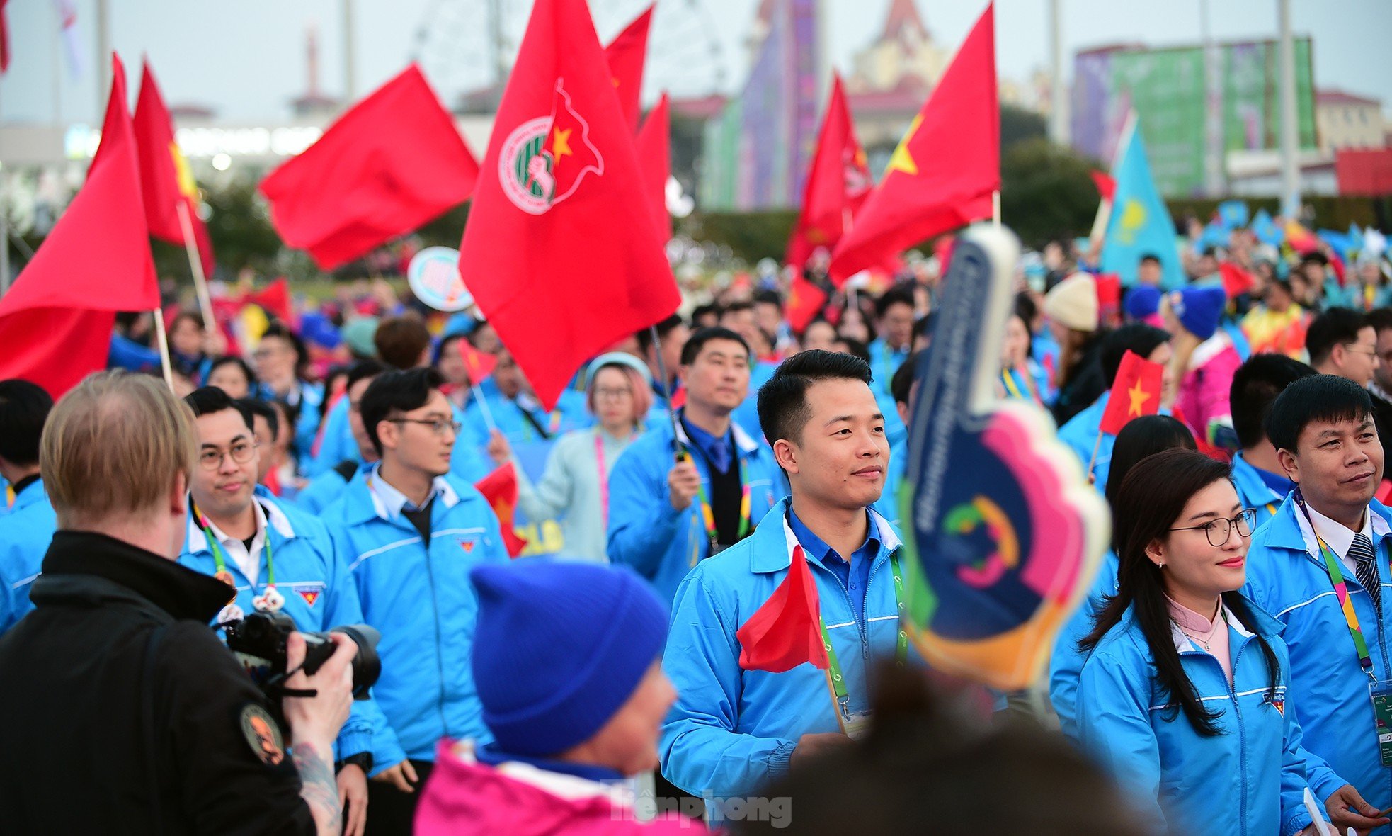 Bandera roja con estrella amarilla ondeando en el Festival Mundial de la Juventud 2024 foto 19