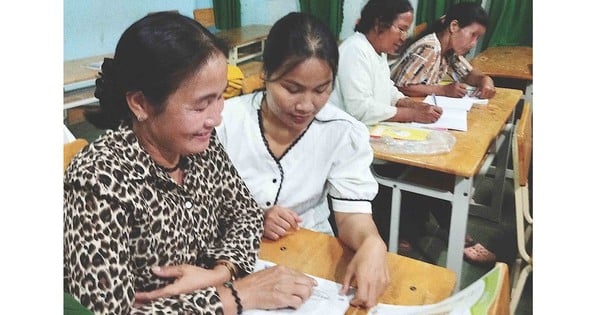 Lớp học con dạy mẹ đánh vần