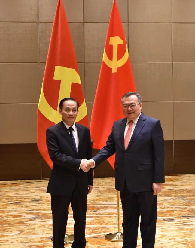 Bí thư Trung ương Đảng, Trưởng Ban Đối ngoại Trung ương Lê Hoài Trung và Ủy viên Trung ương Đảng, Trưởng Ban Liên lạc Đối ngoại Trung ương Đảng Cộng sản Trung Quốc Lưu Kiến Siêu. Ảnh: TTXVN