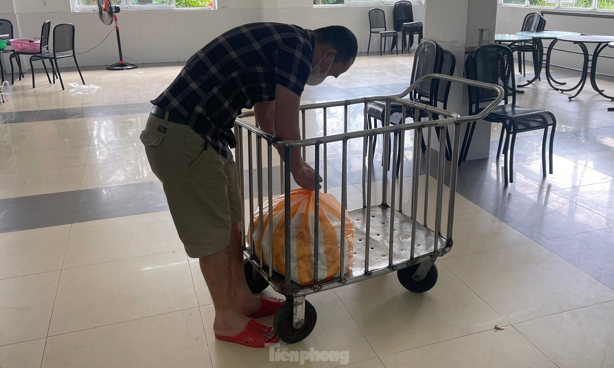 Jeune homme passionné par la cuisine pour les patients photo 9