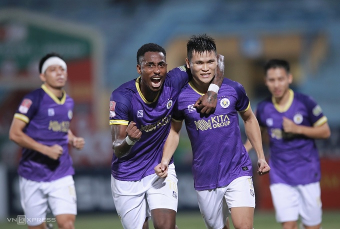 Phạm Tuấn Hải và Denilson Pereira (giữa) ghi bàn giúp Hà Nội FC thắng SLNA 2-0 ở vòng 5 V-League 2023-2024. Ảnh: Lâm Thoả