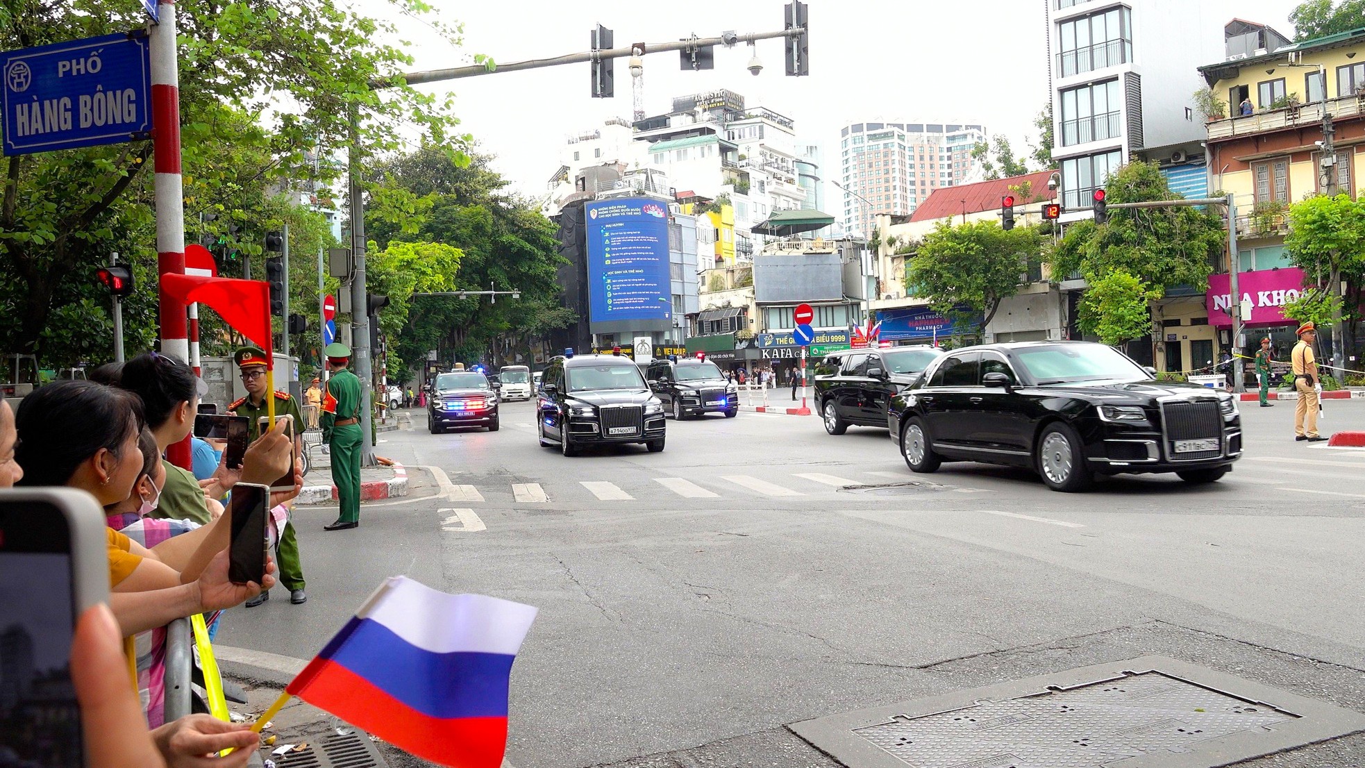 Details of the special vehicles escorting Russian President Putin during his visit to Vietnam, photo 2