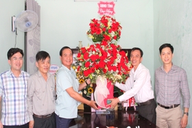 Chairman of the Provincial People's Committee Vo Van Hung congratulated the Representative Office of Nhan Dan Newspaper in Quang Tri on the occasion of Vietnam Revolutionary Press Day June 21