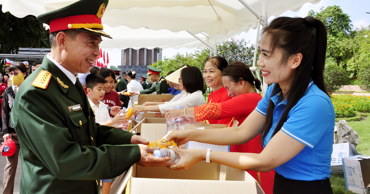 Hanoi überreicht den Besuchern von Onkel Hos Mausoleum am Nationalfeiertag 28.000 Geschenke