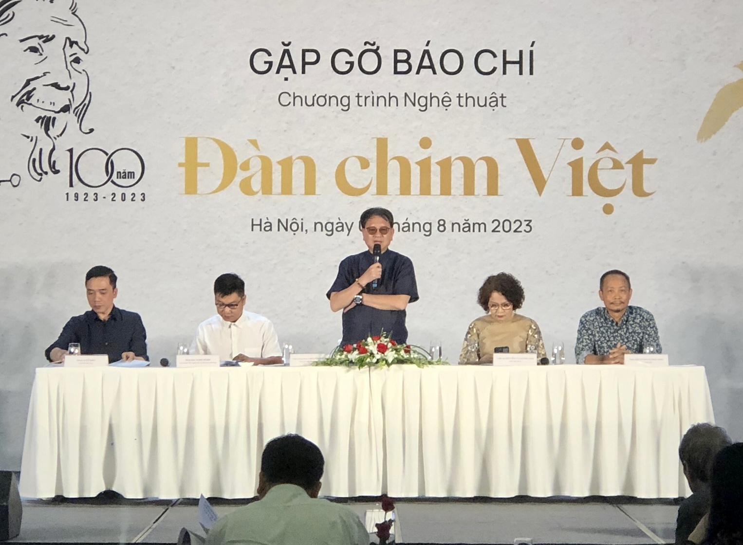 Chairman of the Vietnam Musicians Association Nguyen Duc Trinh introduced the Vietnamese Birds art program honoring musician Van Cao.