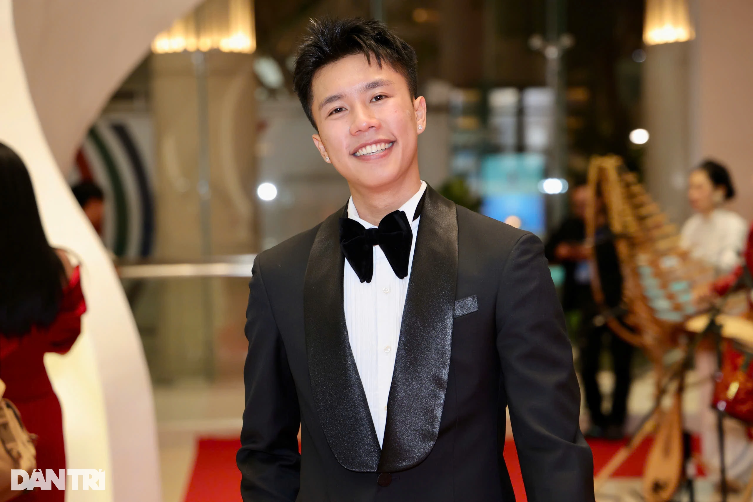 "Chai" Long Vu es guapo, Khanh Ly está radiante en la alfombra roja del Festival Internacional de Cine de Hanoi