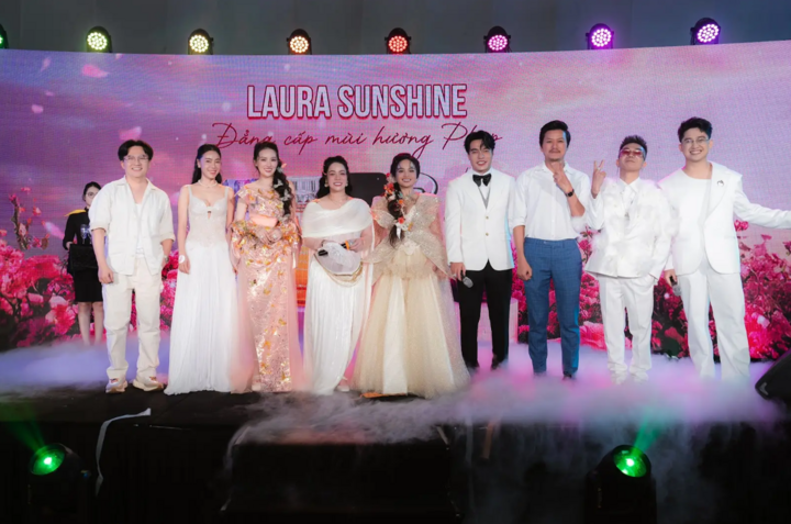 Les invités spéciaux sont apparus radieusement, félicitant le lancement du parfum Laura Sunshine.
