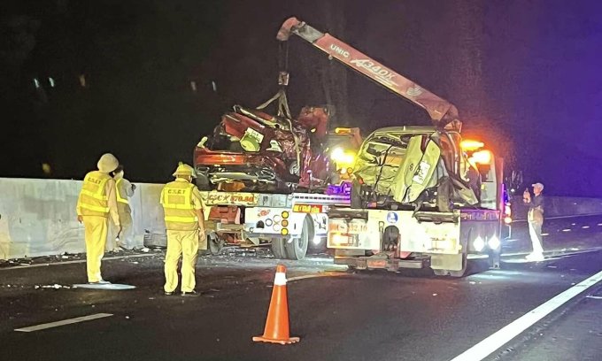 Spezialkräne bewegen beschädigte Fahrzeuge und räumen die Unfallstelle. Foto von : Thai Ha