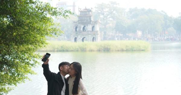 Hanoi people leisurely stroll and sightsee on the first day of the new year