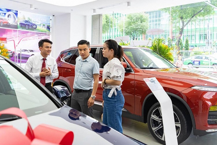 Los coches escasean cada día cerca de Tet, los compradores tienen que esperar muchos días