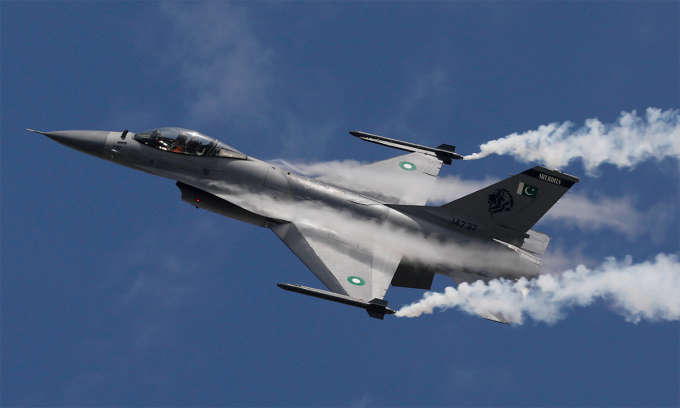 パキスタンのF-16戦闘機が2020年2月にカラチで飛行訓練を行った。写真：ロイター