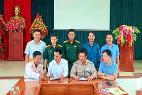 Remise de 124 hectares de terres débarrassées des bombes, des mines et des explosifs à la commune de Gio Quang