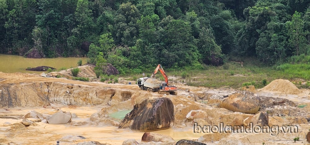 Một xe vào lấy cát tại bãi vào ngày 22/7