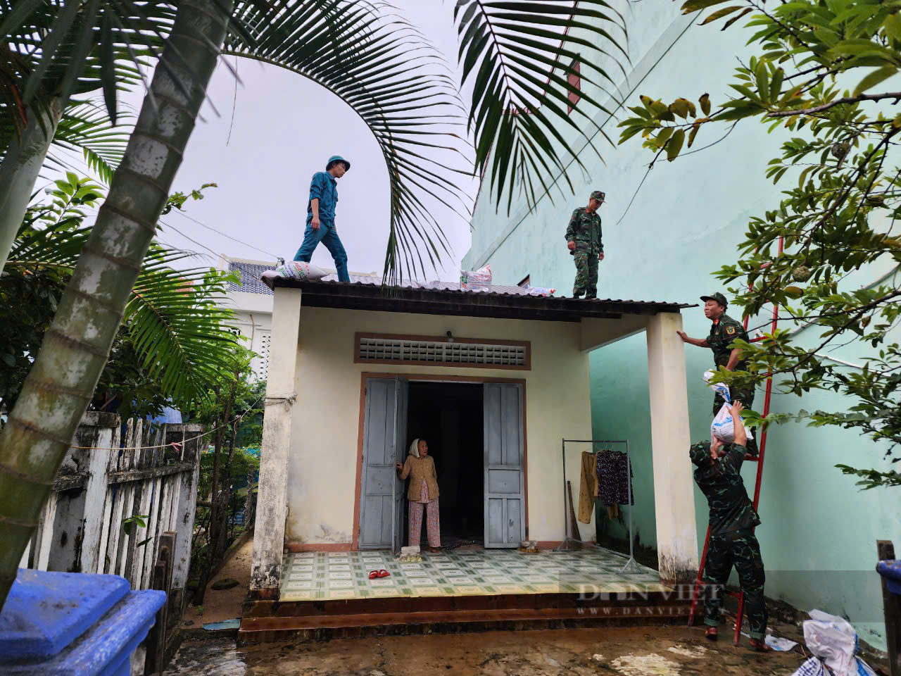 Bão số 6 - Trà Mi: Sóng biển cuồn cuộn ở Quảng Nam, dân “liều mình” ra biển giăng lưới bắt cá- Ảnh 4.