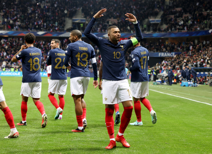 Mbappé célèbre son but lors de la victoire 14-0 de la France contre Gibraltar lors de l'avant-dernier tour des éliminatoires de l'Euro 2024, le soir du 18 novembre, au stade Allianz Riviera, en France. Photo : AP