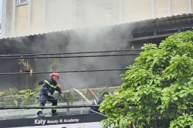 Un incendie ravage une pension de famille de 7 étages à Ho Chi Minh-Ville, les locataires prennent la fuite en panique