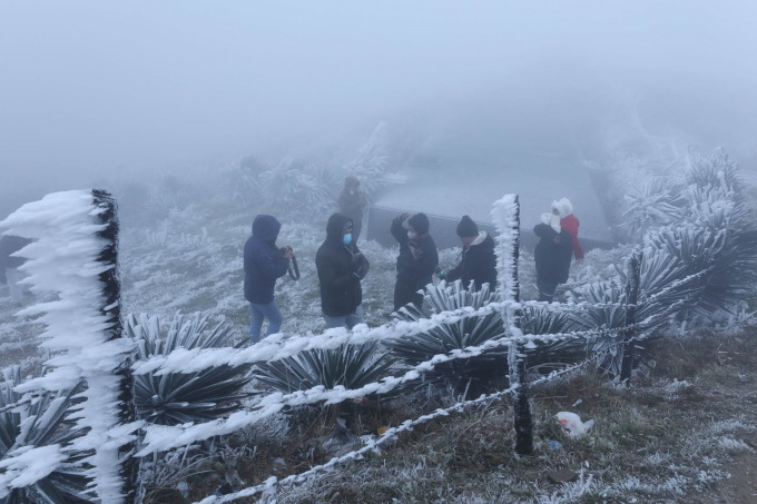 Los turistas observan el hielo en Mau Son. Foto: VNA