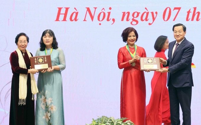 Phó thủ tướng Lê Minh Khái (bìa phải) trao giải cho PGS.TS Đào Việt Hà và nguyên Chủ tịch nước Nguyễn Thị Doan, Chủ tịch Uỷ ban Giải thưởng Kovalevskaia Việt Nam (bìa trái) trao cho GS.TS Hoàng Thị Thái Hoà. Ảnh: VGP