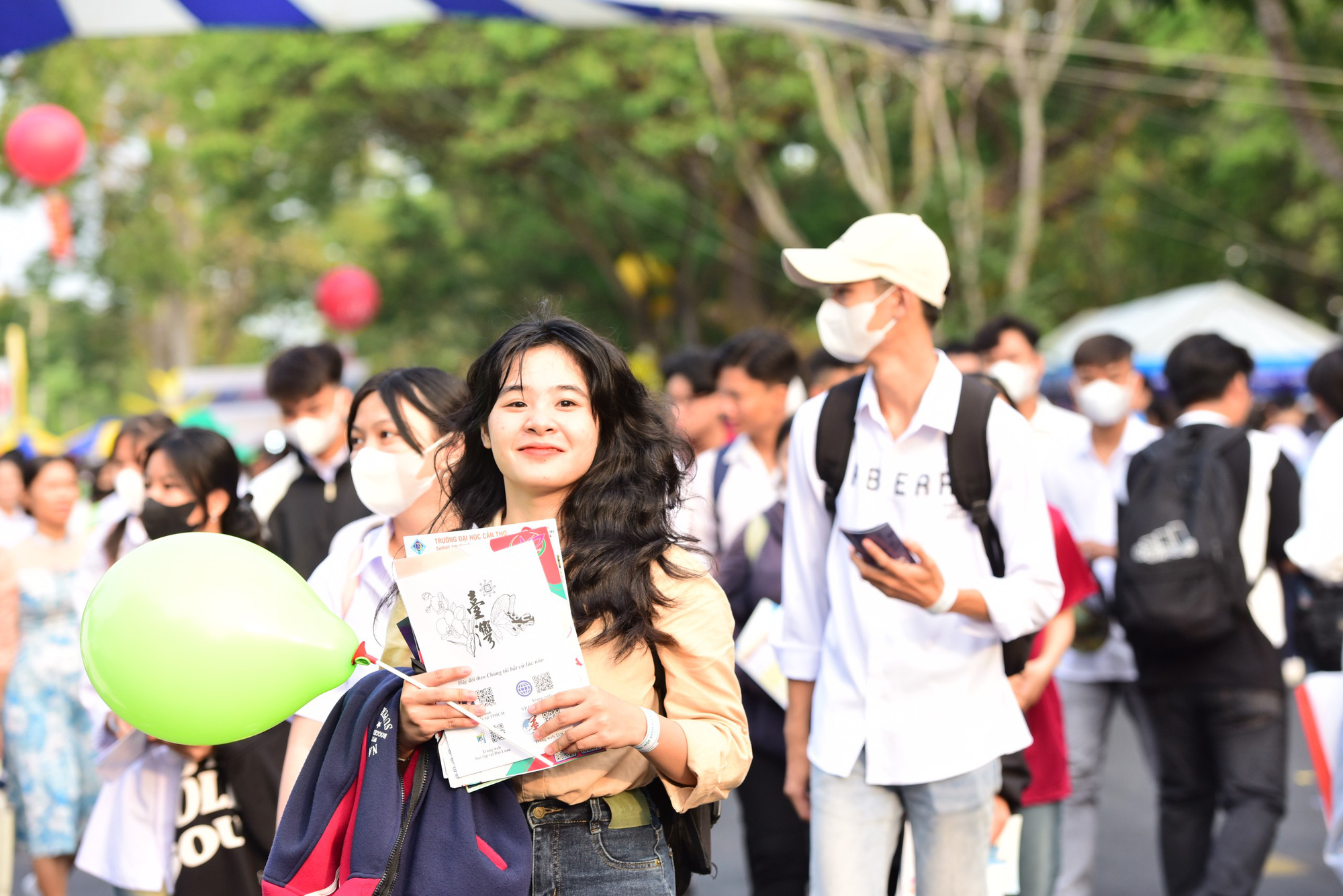 Học sinh tham gia ngày hội tư vấn tuyển sinh hướng nghiệp ở Cần Thơ sáng 10-3  - Ảnh: DUYÊN PHAN