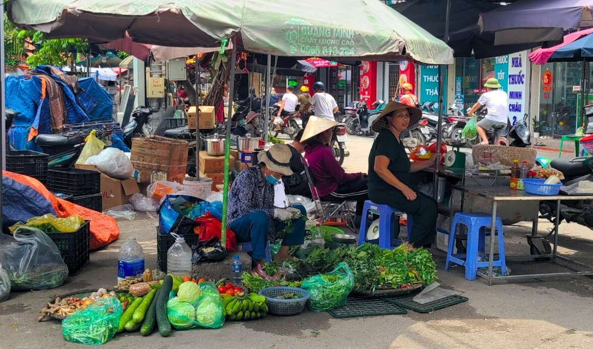 Los precios de productos esenciales como las verduras tienden a aumentar ligeramente. Foto: Tuyet Lan