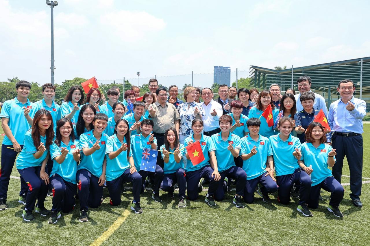 女子サッカーチームがファム・ミン・チン首相とオーストラリア首相にユニフォームを贈呈 - 9 Đội bóng đá nữ tặng áo đấu Thủ tướng Phạm Minh Chính và Thủ tướng Australia - 9