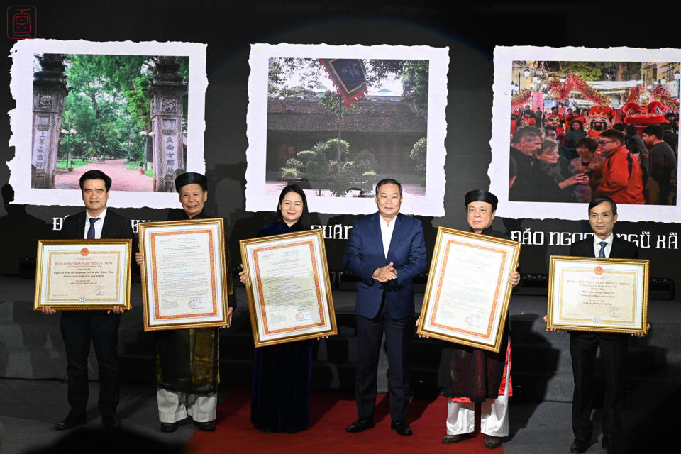 Der ständige stellvertretende Vorsitzende des Volkskomitees von Hanoi, Le Hong Son, stellte die Entscheidung vor, drei neue Touristenziele im Bezirk Ba ​​Dinh anzuerkennen, darunter die Insel Ngoc – Truc Bach. 