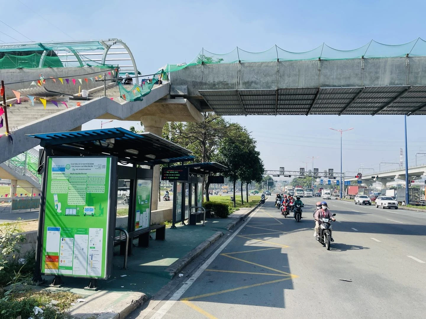 Ngắm cầu đi bộ nối tới ga metro số 1 sắp hoàn thiện- Ảnh 3.