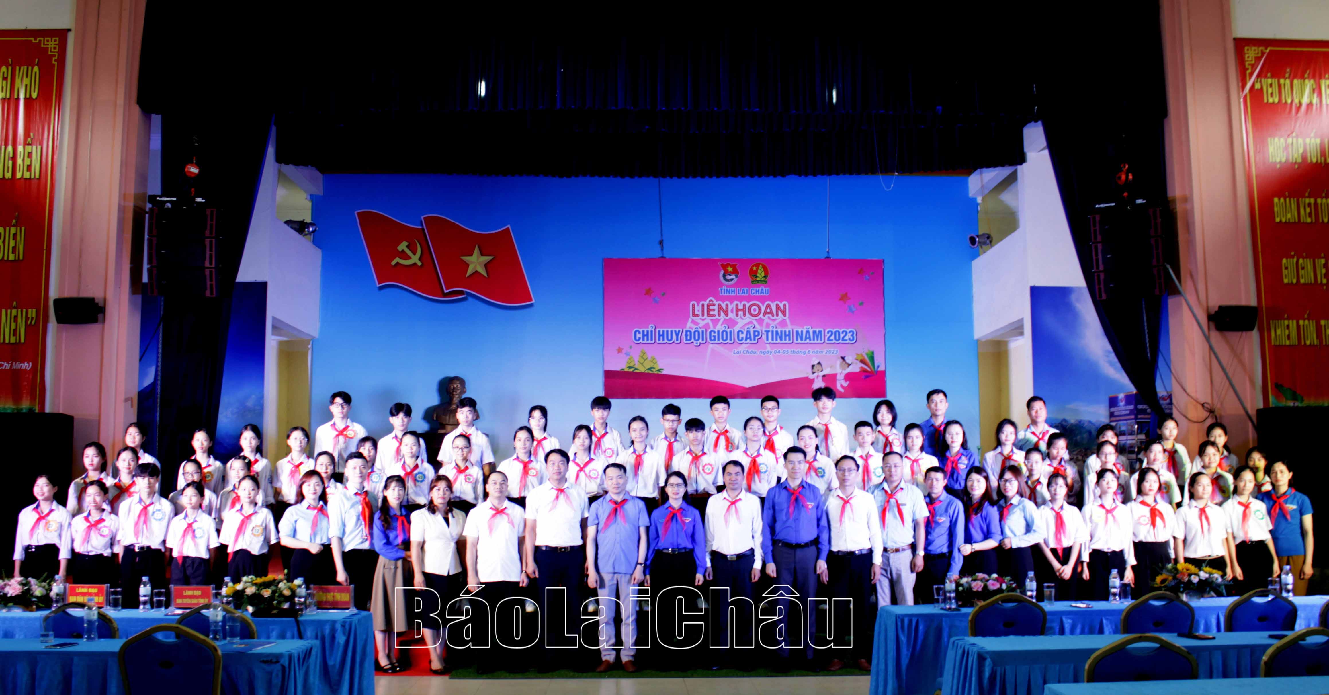 Các đại biểu chụp ảnh lưu niệm cùng thí sinh tại lễ khai mạc Liên hoan.