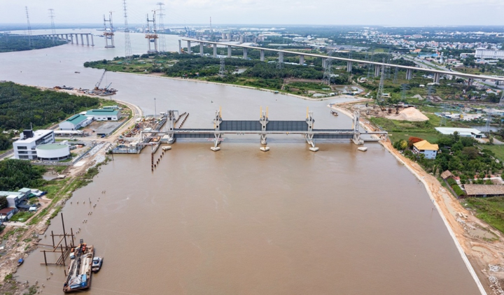 Das 10.000 Milliarden VND teure Hochwasserschutzprojekt hat mehr als 90 % des Gesamtvolumens erreicht. (Foto: T.N)