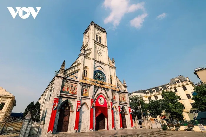 La cathédrale Nam Dinh est située en plein centre de la ville de Nam Dinh. Comparée à de nombreuses autres églises de Thanh Nam, la cathédrale a une architecture plus simple mais dégage toujours une beauté solennelle et tranquille.    