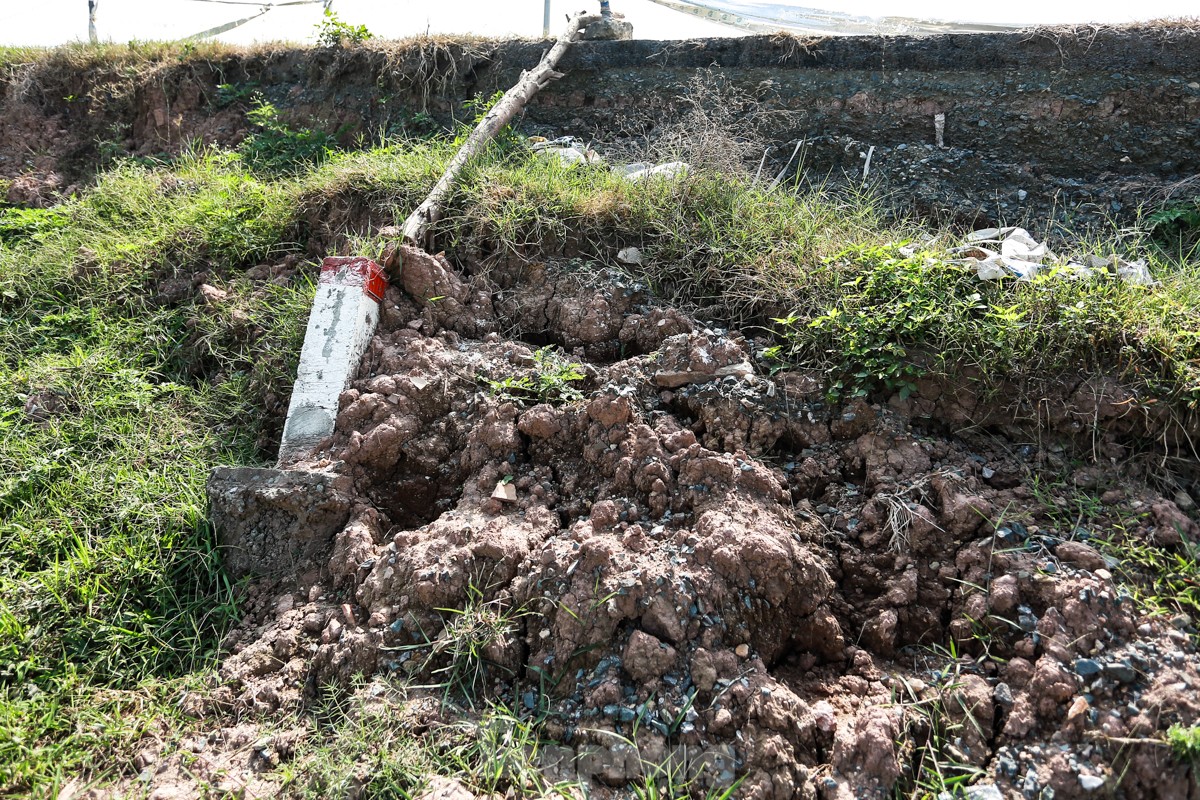 ハノイのデイ川右岸の土砂崩れのクローズアップ、写真8