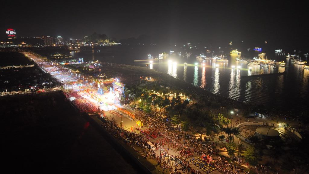 Colorful Carnival lights up Ha Long Bay.