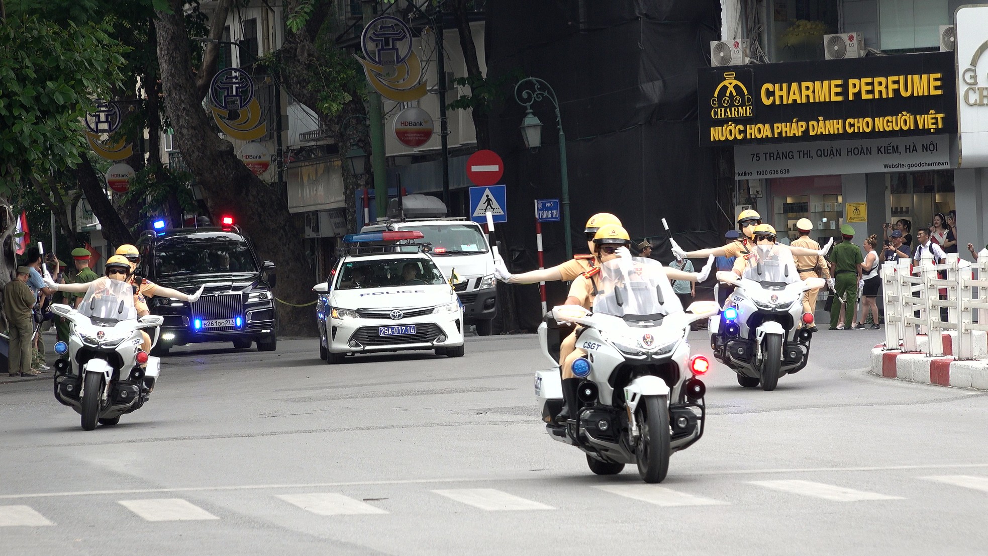 Details of the special vehicles escorting Russian President Putin during his visit to Vietnam, photo 7