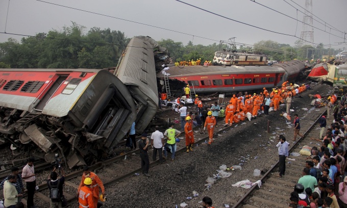 Des secouristes sur les lieux d'un accident de train à Balasore, dans l'État indien d'Odisha, à l'est du pays, le 3 juin. Photo : AP